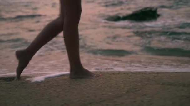 Paseo Relajado Por Playa Después Inmersión Océano Ofrece Tranquilidad Que — Vídeos de Stock