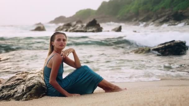 Zrelaksowana Kobieta Lubi Tropikalne Wybrzeże Letnie Wibracje Elegancka Kobieta Niebieskiej — Wideo stockowe