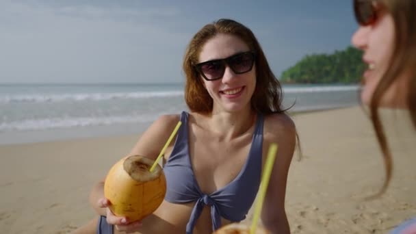 Twee Vrolijke Vriendinnen Bikini Zonnebaden Chillen Met Kokoscocktails Aan Het — Stockvideo