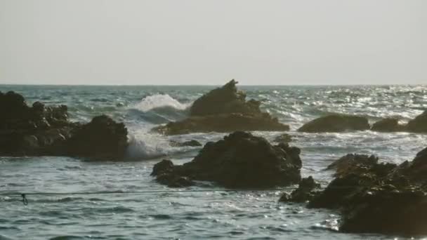 金色是水的倒影日落时海浪冲击海滩上的岩石 自然宁静但充满活力的场景适合电影内行人 天气部分 旅行博客 压力缓解应用 海洋研究 — 图库视频影像