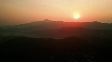 Altın ışık tepe ve vadilere dokunur. Ella dağlarının tepesinde gün doğumu Sri Lanka 'da. Havadan sakin doğa sahnesi, sabahın erken saatlerinde. Manzaralı seyahat ve doğal güzellik.