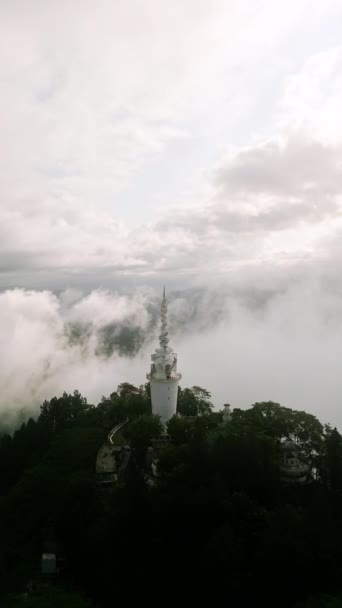 Imágenes Aéreas Muestran Torre Ambuluwawa Elevándose Través Nubes Brumosas Sri — Vídeos de Stock