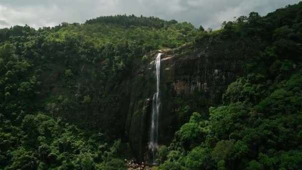 自然爱好者在热带荒野环绕的雄伟瀑布中寻求冒险 Diyaluma瀑布瀑布位于斯里兰卡富饶的青山之中 从无人驾驶飞机上可以看到高耸的高度 — 图库视频影像