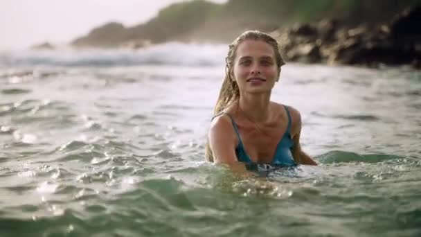 Serene Solo Plaj Gezisi Kadın Sıcak Denizlerden Hoşlanıyor Romantik Kaçamaklar — Stok video