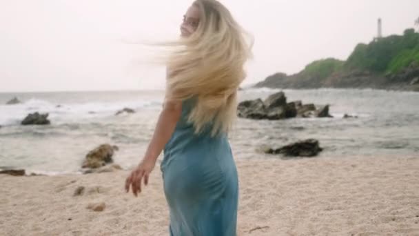 Pov Následuje Cestovatele Zkoumající Tropické Pobřeží Maják Pozadí Blondýny Žena — Stock video