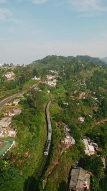 Gezginler, Sri Lanka dağlarının kültürel özüne, manzaralı manzaralara tanıklık ediyorlar. Haputale dağ sırtlarında tren yılanları, zengin çay bahçeleri. Demiryolu macerası sürükleyici eko-turizm sunuyor.