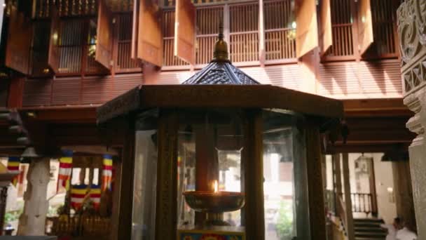 風光明媚なフリッカー 穏やかな祈りの空間 古代の宗教文化の精神的な雰囲気 伝統的なオイルランプは仏教寺院で燃え 複雑なデザイン 歴史的建築の温かい光 — ストック動画