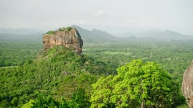 Açık havada uzak bir görüş, seyahat içeriği, kültürel keşifler, manzara tasarımları için uygun. Sigiriya Kayası 'nın panoramik manzarası, arka planda yemyeşil ve dağlarla dolu Sri Lanka. Yavaşla