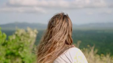 Yürüyüşçü manzaraya hayran, özgürlüğü hissediyor. Sırt çantalı Asyalı son sınıf öğrencisi kadın dağ yolunda duruyor ve Sigirya Kayası 'na bakıyor. Yaşlı gezgin yürüyüş yapmayı, manzaraları keşfetmeyi, canlılık ve macera sergilemeyi sever..