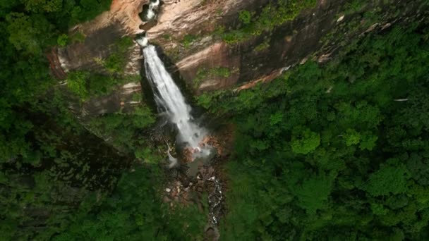 Aerial Drone Diyaluma Falls Water Cascades Green Plants Sri Lanka – stockvideo