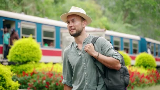 Mochila Paseos Viajeros Observa Vida Local Hombre Asiático Explora Estación — Vídeos de Stock