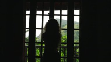 Huzurlu doğal kaçış, varlıklı bir tatil yeri. Kadın lüks tatil köyü terasına girer, Ella Rock 'ın bereketli manzarası gözler önüne serilir. Müşteri yeşil Sri Lanka Tepesi manzarasına, sakin geri çekilme atmosferine hayran. Yavaş çekim.