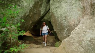 Maceracı büyükanne kayalık yolları, zindeliği ve azmi keşfeder. Sırt çantalı yaşlı Asyalı kadın dağlık arazide kaya parçaları gezdiriyor. Aktif emeklilik yürüyüşü, zindelik, doğa keşfi. Slomo