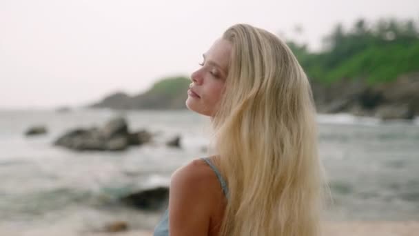 Yazlık Elbiseli Bir Kadın Ada Sahilinde Doğanın Tadını Çıkarıyor Sarışın — Stok video