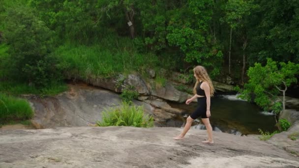 Vrouwelijke Wandelaar Geniet Van Natuur Rustige Omgeving Vrijheid Buiten Barefoot — Stockvideo