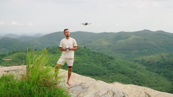 Drone Hovers Captures Scenic Green Landscape Man Operates Drone Remote — 비디오