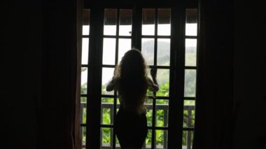 Kadın lüks locaya giriyor, nefes kesici Ella Rock manzarasını gözler önüne sermek için Fransız kapılarını açıyor, lüks balkondan görülen Sri Lanka manzarası yavaş çekim eko seyahat noktası..