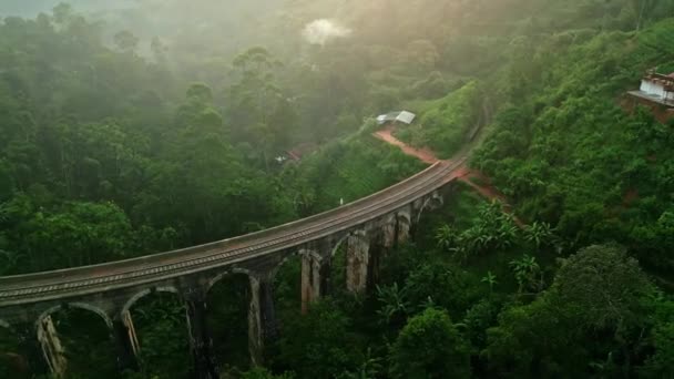 Solitario Viajero Pasea Ferrocarril Vintage Explora Paisajes Tropicales Nebulosa Mañana — Vídeos de Stock