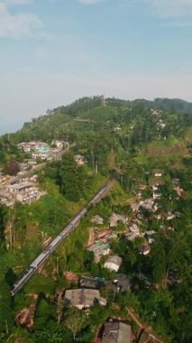 Manzaralı çay bahçeleri, köy evleri, demiryolu seyahatinde görünen yeşil vadiler nefes kesici manzaraları gözler önüne seriyor, gezginleri, fotoğrafçıları cezbediyor. Tren Sri Lanka 'daki Haputale Dağları' ndan geçiyor..