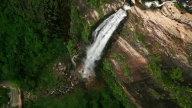 Sri Lanka manzaralarında Diyaluma Şelaleleri çağlıyor. Drone şelalesi tamamen görkemli, bitkilerle çevrili. Eko-turizm merkezleri, macera, dinginlik ve doğal güzellik havası.