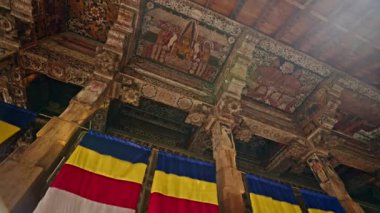 Sri Lanka 'da tarihi sanat eserleri olan kutsal Budist sitesi. Sri Dalada Maligawa, Kandy süslü ahşap oymalar, renkli freskler, canlı tapınak bayrakları gösteriyor. Kültürel, dini turizm cazibesi.