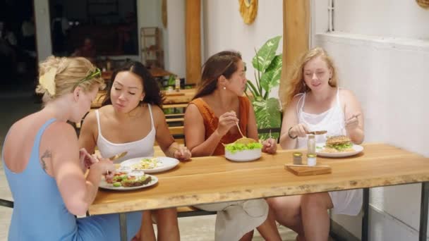 Los Amigos Ríen Comparten Historias Cenan Juntos Acogedor Restaurante Diverso — Vídeo de stock