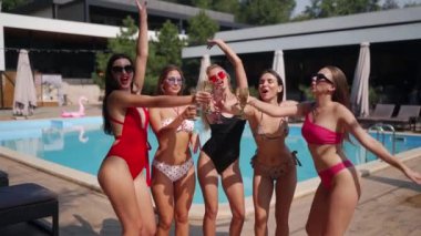 Hafta sonları yaz partisinde parlak ve renkli bikinilerle şampanya dolduran ve içen bir grup kadın manken. Güneşli bir günde arkadaşlarıyla yüzme havuzunda dans eder, alkol, eğlence ve müzikle..