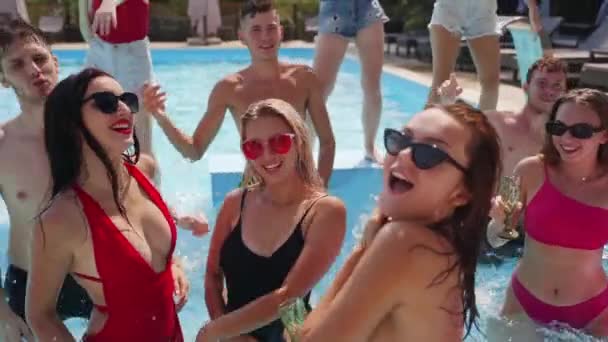 Hałaśliwe Letnie Przyjęcie Basenie Luksusowym Klubie Country Przyjaciele Bikini Dobrze — Wideo stockowe
