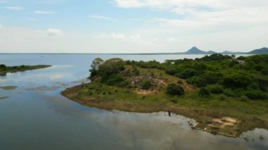 Geniş insansız hava araçları, sakin manzaralar, yaban hayatı rezervlerinde gezinen su buffaloları, uyumlu eko turizm noktaları. Bufalolar, Sri Lanka 'daki sakin suların yanında yeşil bitkileri otlatırlar..