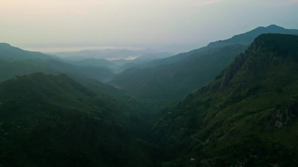 Рассвет Освещает Окутанные Туманом Вершины Пробуждая Тропический Рай Восход Солнца — стоковое видео