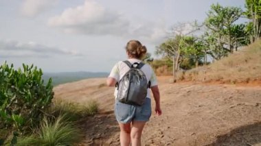 Sırt çantalı aktif bir son sınıf öğrencisi. Emeklilik yolculuğunun tadını çıkarıyor. Olgun bir kadın sakin dağ manzarasında yürüyüş yapar, doğayı keşfeder. Sağlıklı yaşam tarzı, panoramik orman manzaralı gündüz macerası..