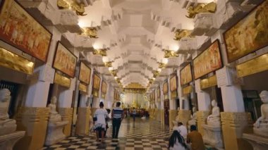 2023-06-01 - Kandy, Sri Lanka. İnsanlar kültürel mirası takdir eder, içeride Buda öğretilerini öğrenirler. Ziyaretçiler karmaşık sanat, heykel ve resimlerle Uluslararası Budist Müzesini geziyorlar.