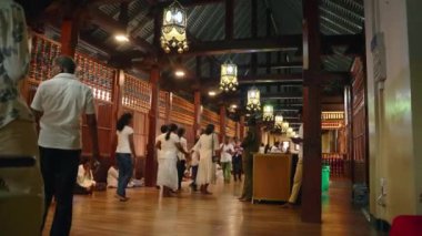 2023-06-01 - Kandy, Sri Lanka. Sri Dalada Maligawa. Ahşap mimari, süslü oymalar Kandy. Dindarlar namaz kılar, Budist tapınağında hediyeler verirler, yalınayak yürürler, huzur içinde ibadet ederler..