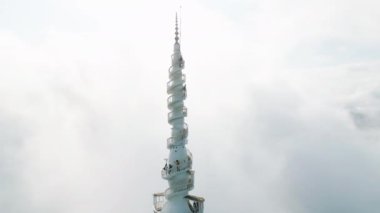 2023-06-01 - Ambuluwawa Kulesi, Sri Lanka. İnsansız hava aracı görüntüsü turistlerin Ambuluwawa Kulesi 'ne tırmandığı yeşil Sri Lanka dağları. Panoramik görüntüler, ziyaretçiler ikonik yapıya yükselirler, aşağıdaki bulutlar.