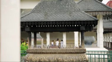 2023-06-01 - Kandy, Sri Lanka. Sri Dalada Maligawa. Duman yükselir, huzurlu atmosfer, ruhsal ortam. Kandy 'deki antik Budist tapınağı Sri Dalada Maligawa' da tütsü çubukları yanıyor. Yavaş çekim.