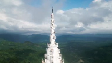 2023-06-01 - Ambuluwawa Kulesi, Sri Lanka. Maceracılar panoramik görüntüler için zirveye ulaşır. Hava aracı Sri Lanka 'daki Ambuluwawa Kulesi' ne tırmanan turistleri vurdu..