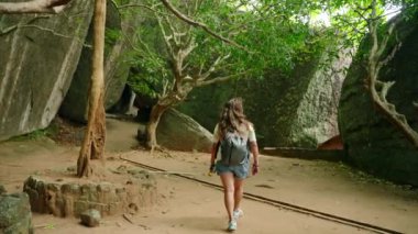 Kıdemli yürüyüşçü doğayı keşfeder, yalnızlığı sever, açık havayı. Dağ ormanlarında sırt çantalı yaşlı Asyalı kadın. Macera yürüyüşüne çıkmış emekliler ağaçlar ve kayalar arasında dolaşır. Çevre dostu yolculuktaki kadın..