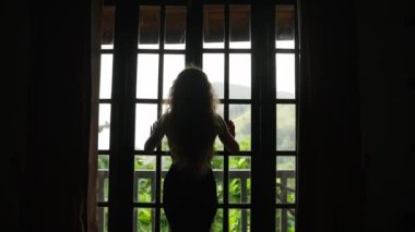 Lüks seyahatler ve doğa güzellikleriyle dolu Sri Lanka manzaralarından hoşlanıyor. Kadın lüks bir tatil köyünün terasına çıkıp manzaralı Ella Rock 'ı gözler önüne seriyor. Özel mülkte rahatlık, sükunet.