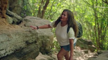 Aktif kıdemli, doğayı inceliyor, kayalık arazide dikkatle tırmanıyor. Sırt çantalı olgun Asyalı kadın engebeli dağlarda maceraperest bir yürüyüş yapıyor. Tek başına seyahat sağlıklı yaşlanmayı onaylar..