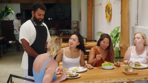 Multiethnic Women Enjoy Healthy Meals Casual Conversation Waiter Interacts Multicultural — Stock Video