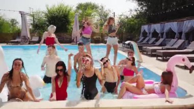 Erkekler ve kadınlar yüzme havuzunda temiz mavi su ve şişme tüplerle dans, güneş banyosu, yüzme ve kutlama partilerinde. Zayıf vücutlar, büyüleyici gülümsemeler, yüksek sesli kahkahalar ve mankenlerin güzel yüz ifadeleri..