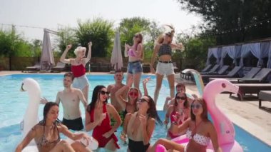 Lüks şehir kulübündeki yüzme havuzunda gürültülü bir yaz partisi. Bikinili arkadaşlar eğleniyor, müzik dinliyor, şarkı söylüyor, kokteyl içiyor, dans ediyor ve suda sıcak tatilin tadını çıkarıyor..