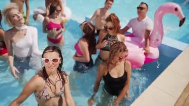Yaz havuz partisinde bir grup arkadaş ve şarkıcı sıcak havanın tadını çıkarıyorlar, tatillerde giyinmiş ve açık bikiniler içinde yüzüyorlar. Erkek ve kadın çıldırıyor, eğleniyor, yüksek sesle gülüyor ve dans ediyor..