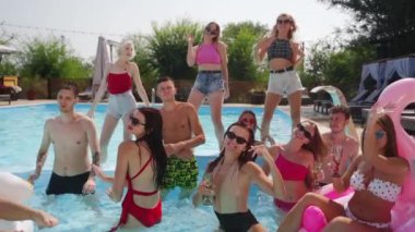 Lüks şehir kulübündeki yüzme havuzunda gürültülü bir yaz partisi. Bikinili arkadaşlar eğleniyor, müzik dinliyor, şarkı söylüyor, kokteyl içiyor, dans ediyor ve suda sıcak tatilin tadını çıkarıyor..