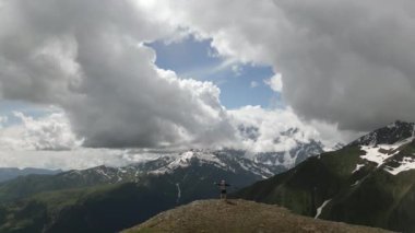 Sırt çantalı adam kollarını açıyor, Svaneti dağlarını seviyor. Özgürlüğü, temiz havayı, dağ zirvesinde baş döndürücü doğayı kutlar. Karla kaplı tepeler, vahşi doğadaki yeşil vadiler. Macera, seyahat keşfi.
