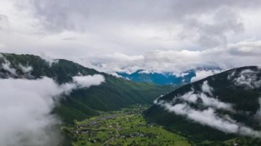 Kafkasya dağlarının Svaneti 'deki hava hipervanesi. Bulutların üzerinde zaman atlaması. Yeşil vadiler, dolambaçlı nehirler, zengin ormanlar. Güzel manzaralar, huzurlu doğa seyahatleri. İHA atışı