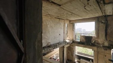 Savaşın parçaladığı apartman dairesinde video turu, şehir çürümesini, çatışma sonrasını gösteriyor. Mariupol 'deki yanmış konut binası, hasar görmüş kat tavanları, korunmasız yapılar..