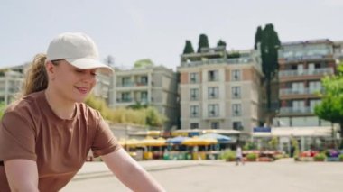 Turist şehir döngüsünü yaşıyor, yerel mimariyi ve zengin bitkileri keşfediyor. Büyükada Adası 'nda bisiklet süren kadın manzaralı manzaralardan hoşlanıyor. Çevre dostu yolculukta gülümseyen kadın, yaz tatili.