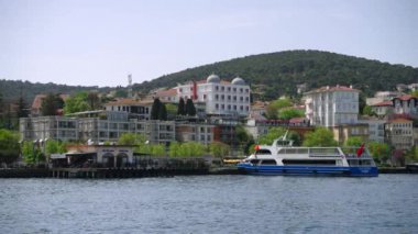 Kıyı şehri, mavi deniz, güneşli bir gün. Gemide turistlerle birlikte feribot Büyükada Adası 'na yaklaşıyor. Gezginler tarihi binaları gezer, tekne gezintisinden zevk alır, ada hayatını keşfederler..