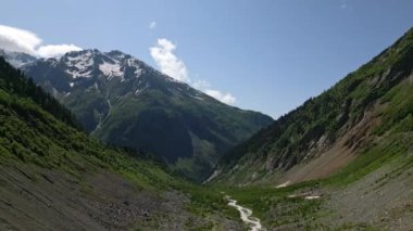 Svaneti dağlarının havadan görünüşü. Yeşil vadiler, karlı tepeler. Gökyüzü açık. Yaz havası. Uzak konum. Vahşi doğa, dokunulmamış doğa. İnsan yok. Huzurlu manzara resimli manzara. İHA atışı